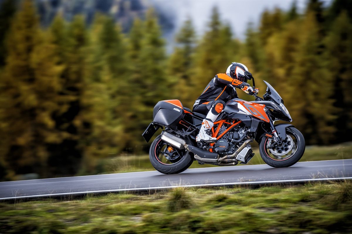 KTM 1290 SUPER DUKE GT Action
