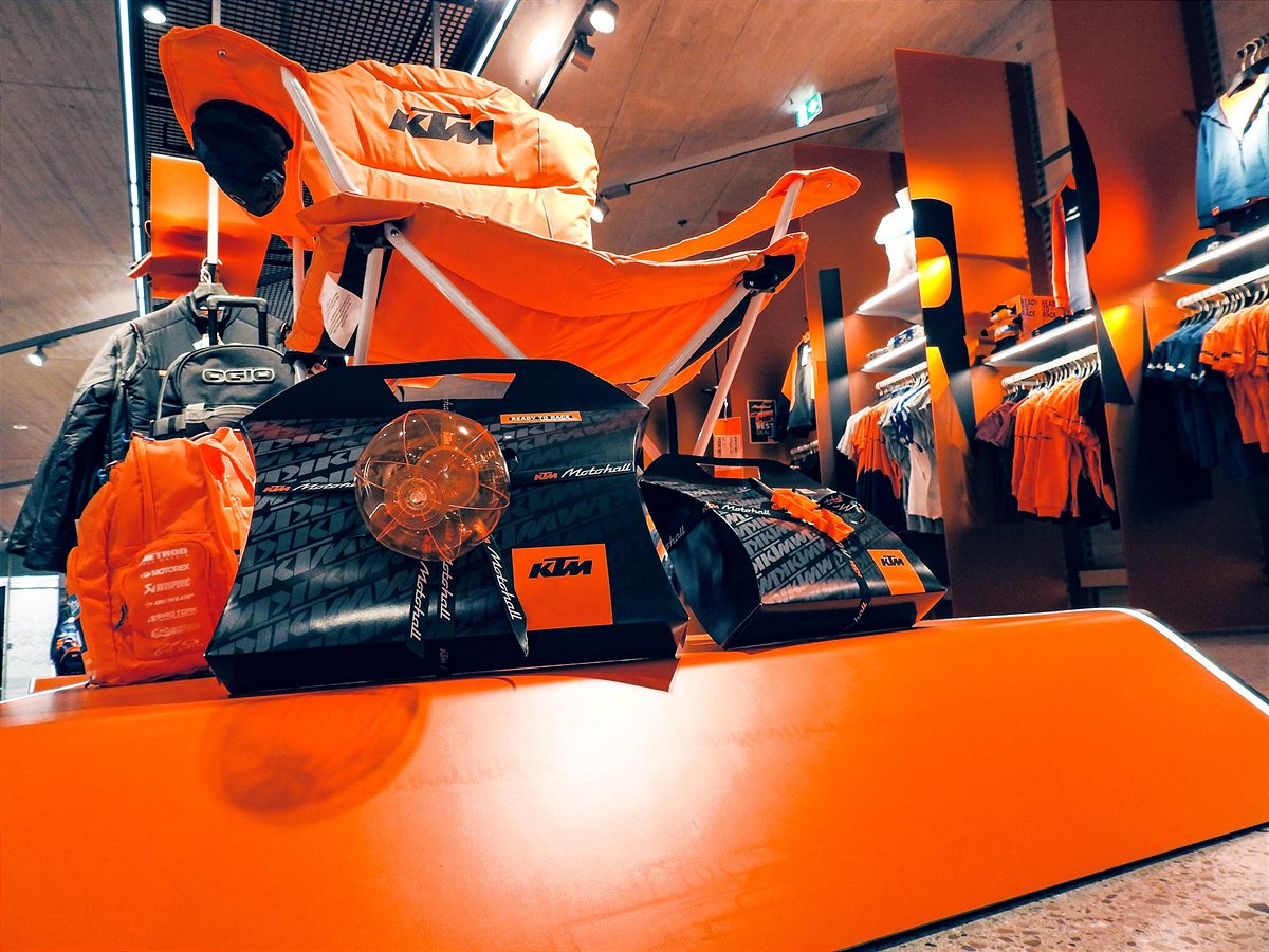 Einpackservice im KTM Motohall Shop