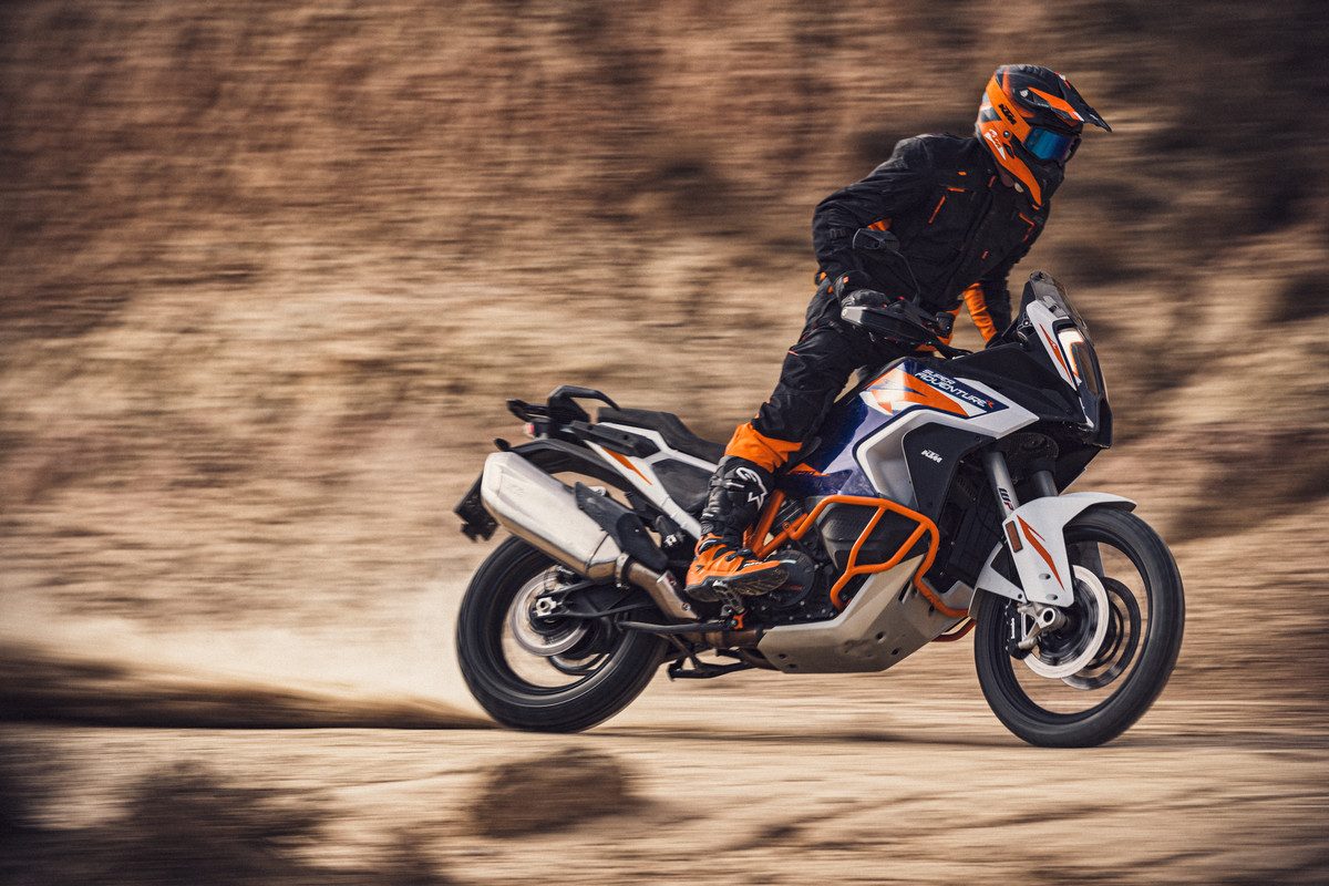 371537_MY22 KTM 1290 SUPER ADVENTURE R_ Action