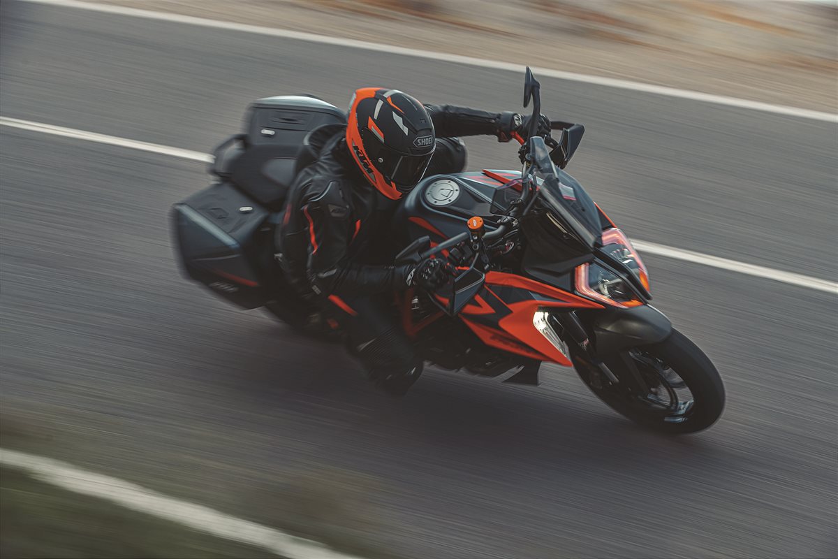 420088_MY22 KTM 1290 SUPER DUKE GT_ Action