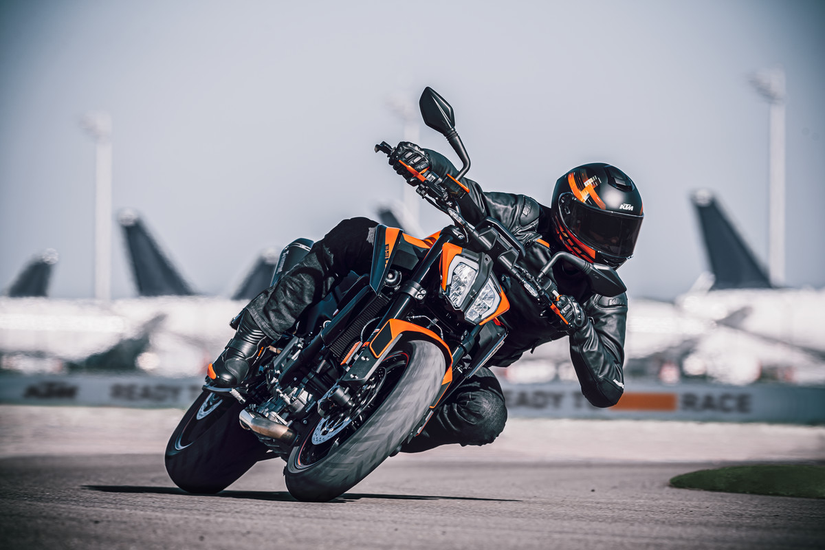 361991_MY21 KTM 890 DUKE_Action