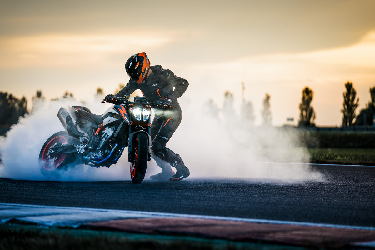Launch KTM 890 DUKE R