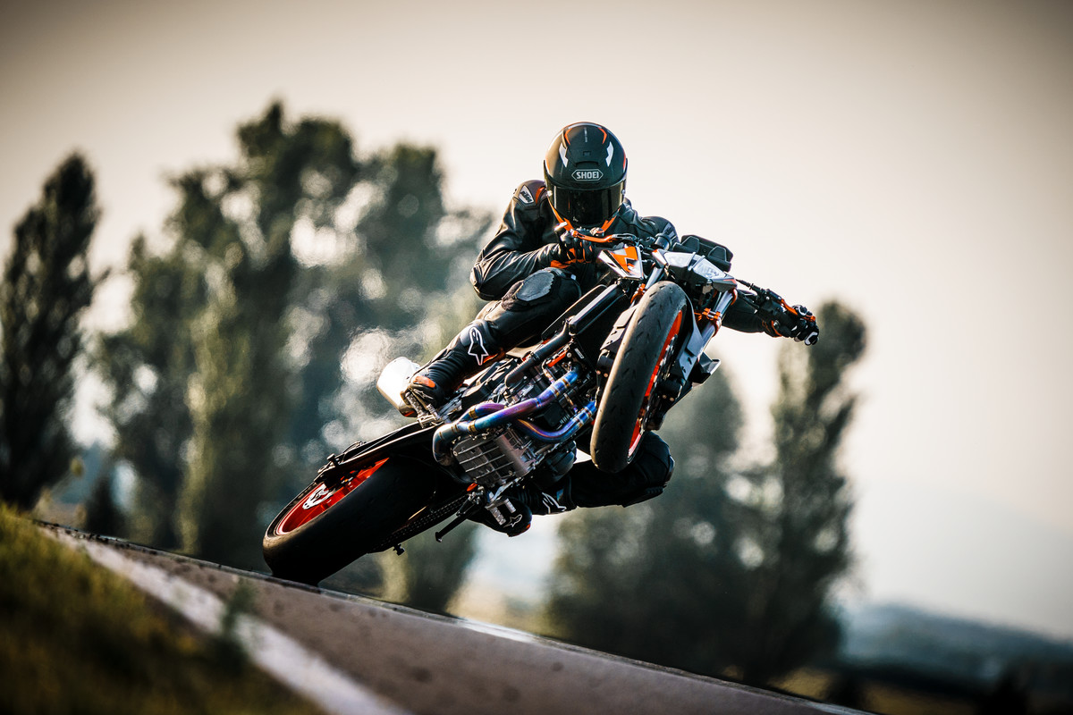Launch KTM 890 DUKE R