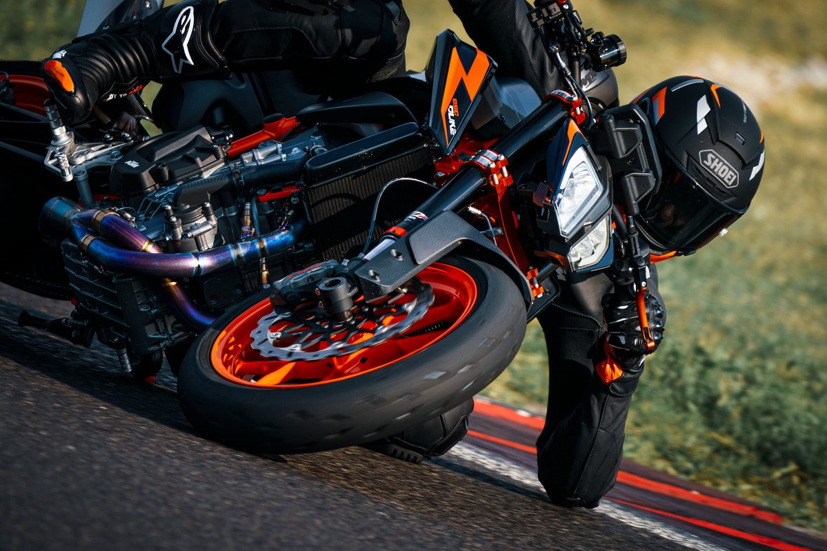 Launch KTM 890 DUKE R