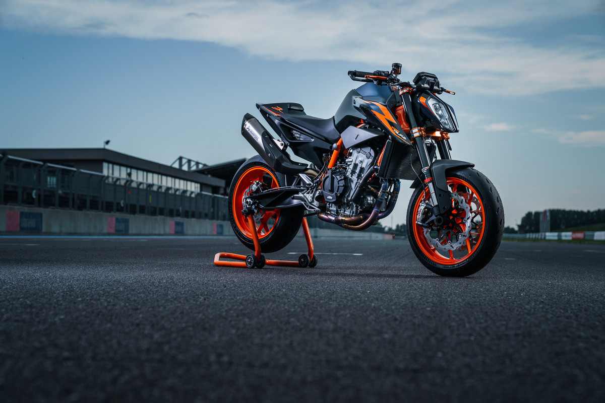 Launch KTM 890 DUKE R