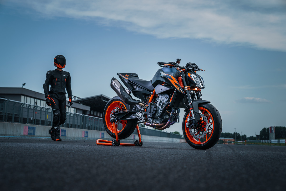 Launch KTM 890 DUKE R