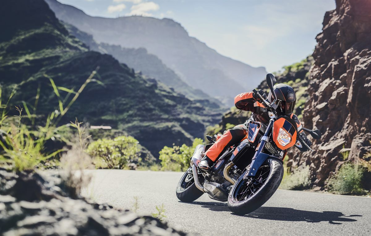 KTM 690 DUKE Action 01