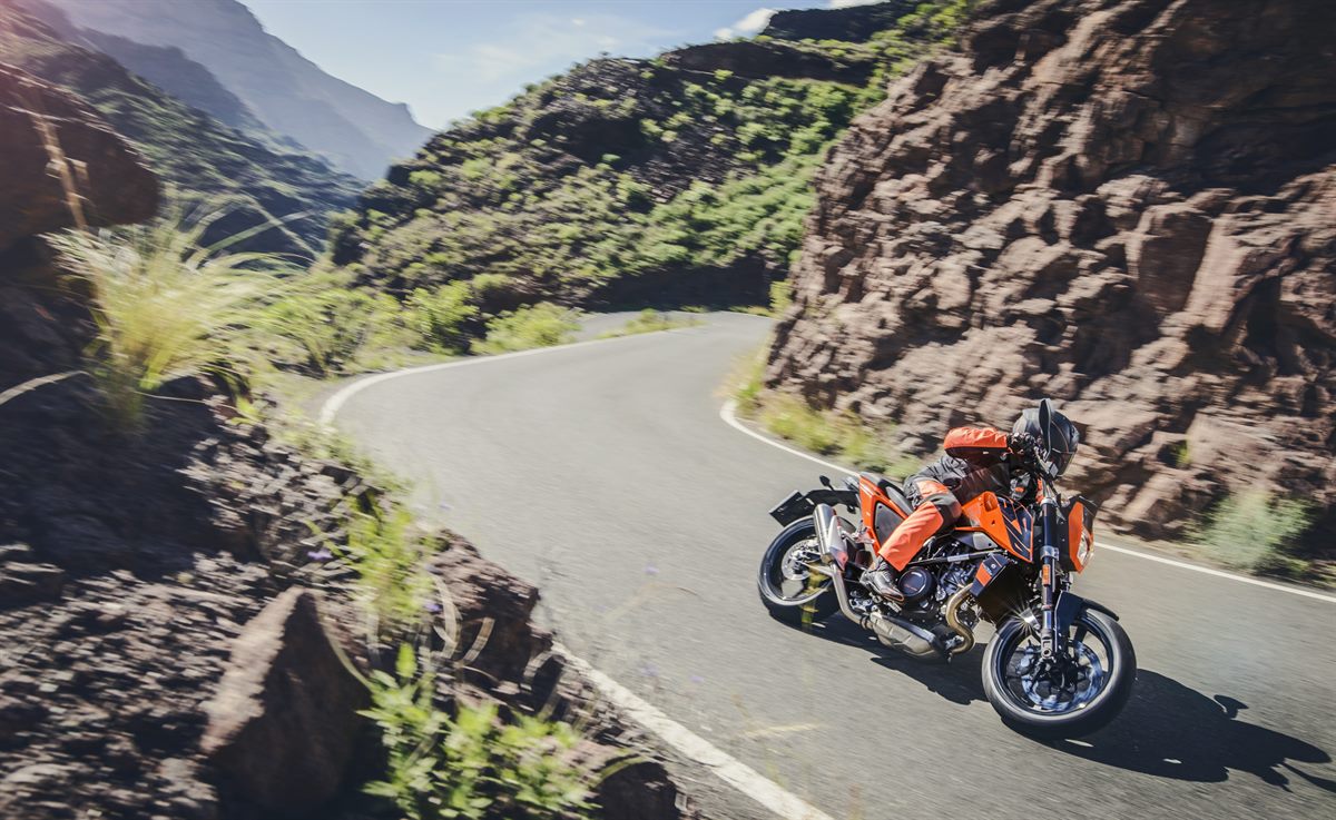 KTM 690 DUKE Action 02