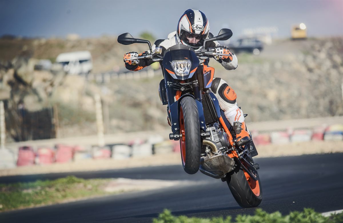KTM 690 DUKE R Action 01