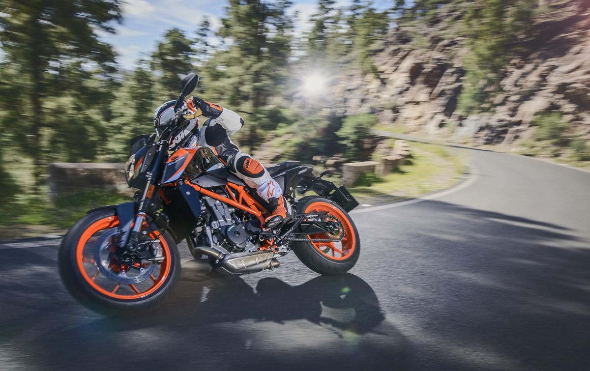 KTM 690 DUKE R Action 02