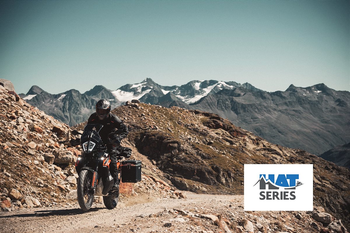 359569_MY21 KTM 890 ADVENTURE_ HAT_Action
