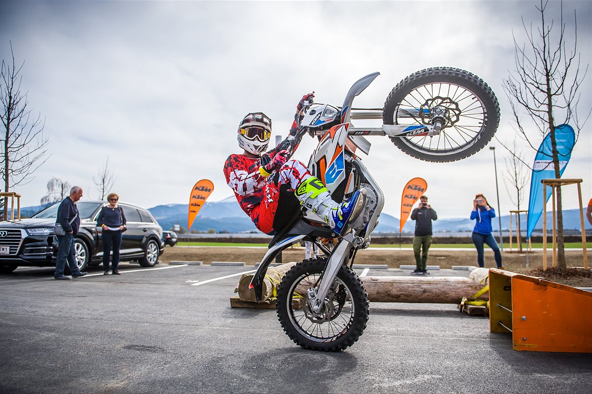 Exklusive Stuntshow am Vorplatz der KTM Motohall