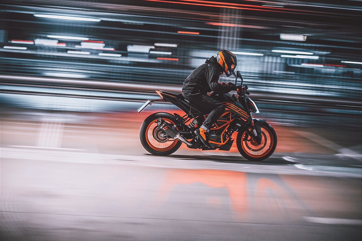 358672_KTM Naked Model Range_ Action_MY21