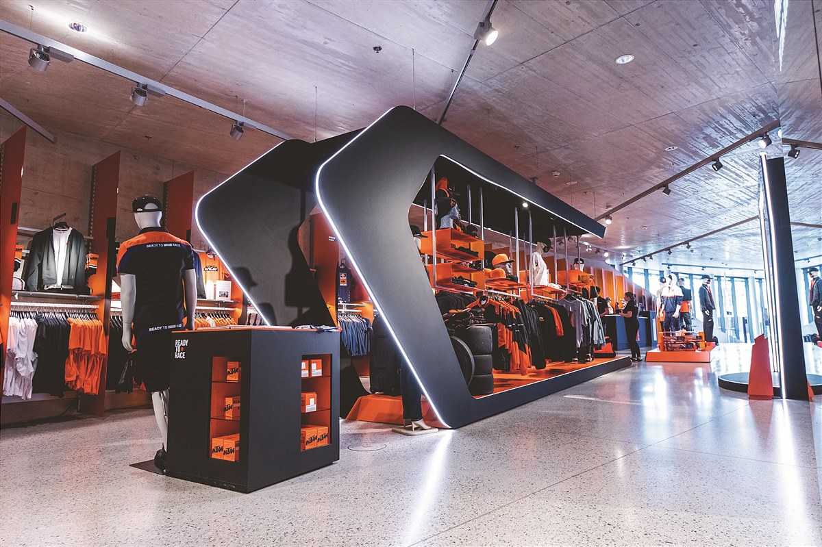 Motorsport-Fans shoppen in der KTM Motohall