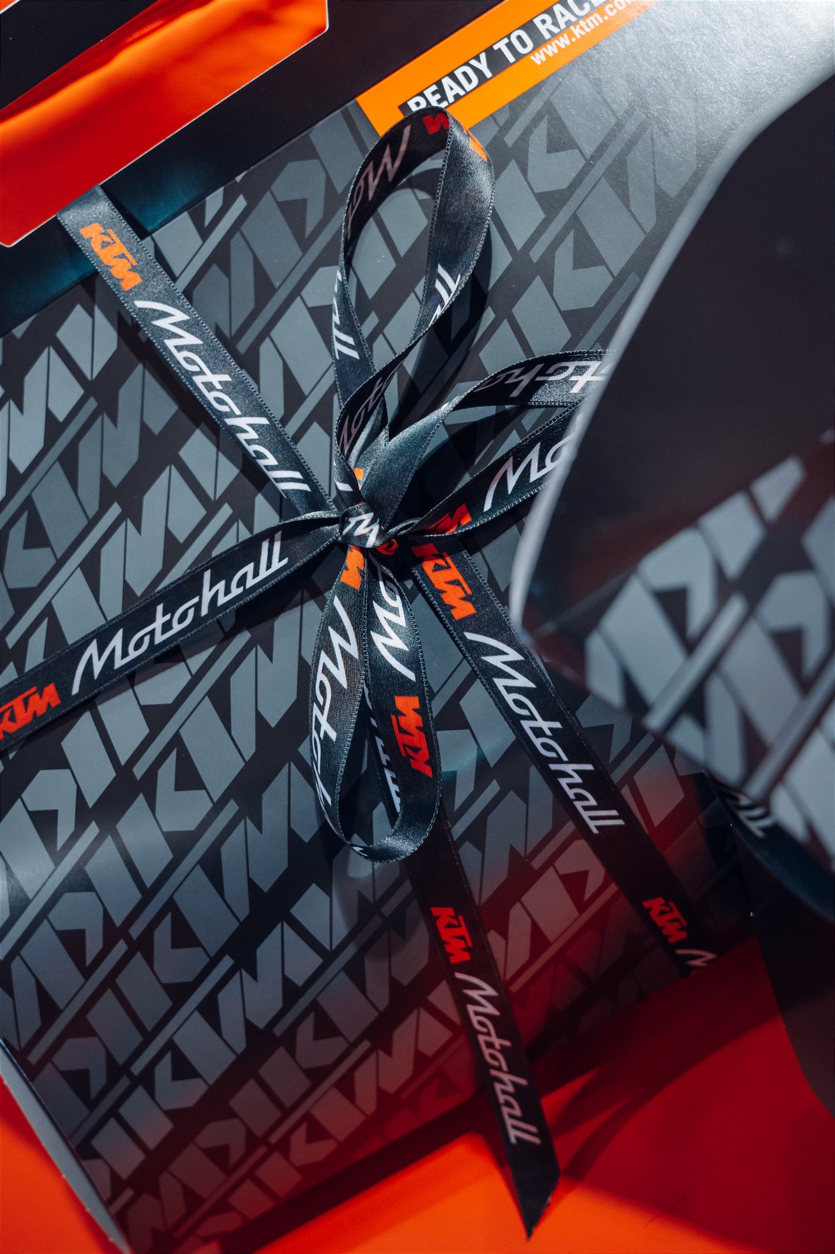 Mit Mascherl drauf: KTM Motohall Packing Service
