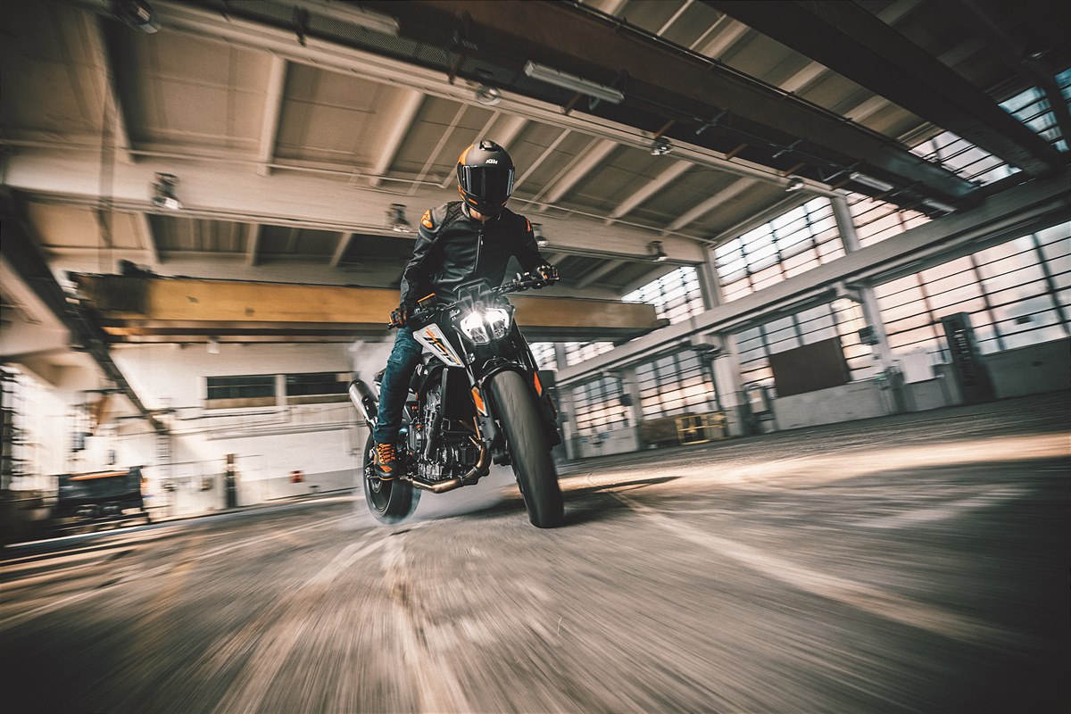 462234_MY23 KTM 790 DUKE_ Action_MY23_Action