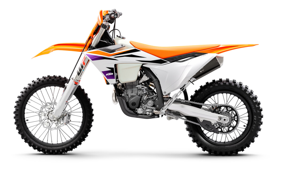 496385_MY24 KTM 450 XC-F _90 Left_Studio
