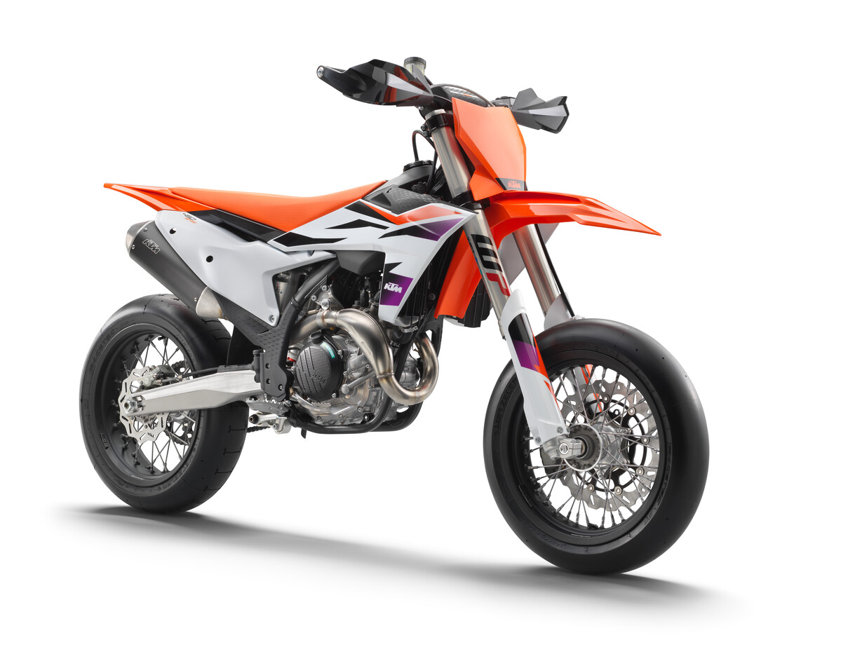 501570_MY24 KTM 450 SMR_ 45 Degrees Front-Right_Studio