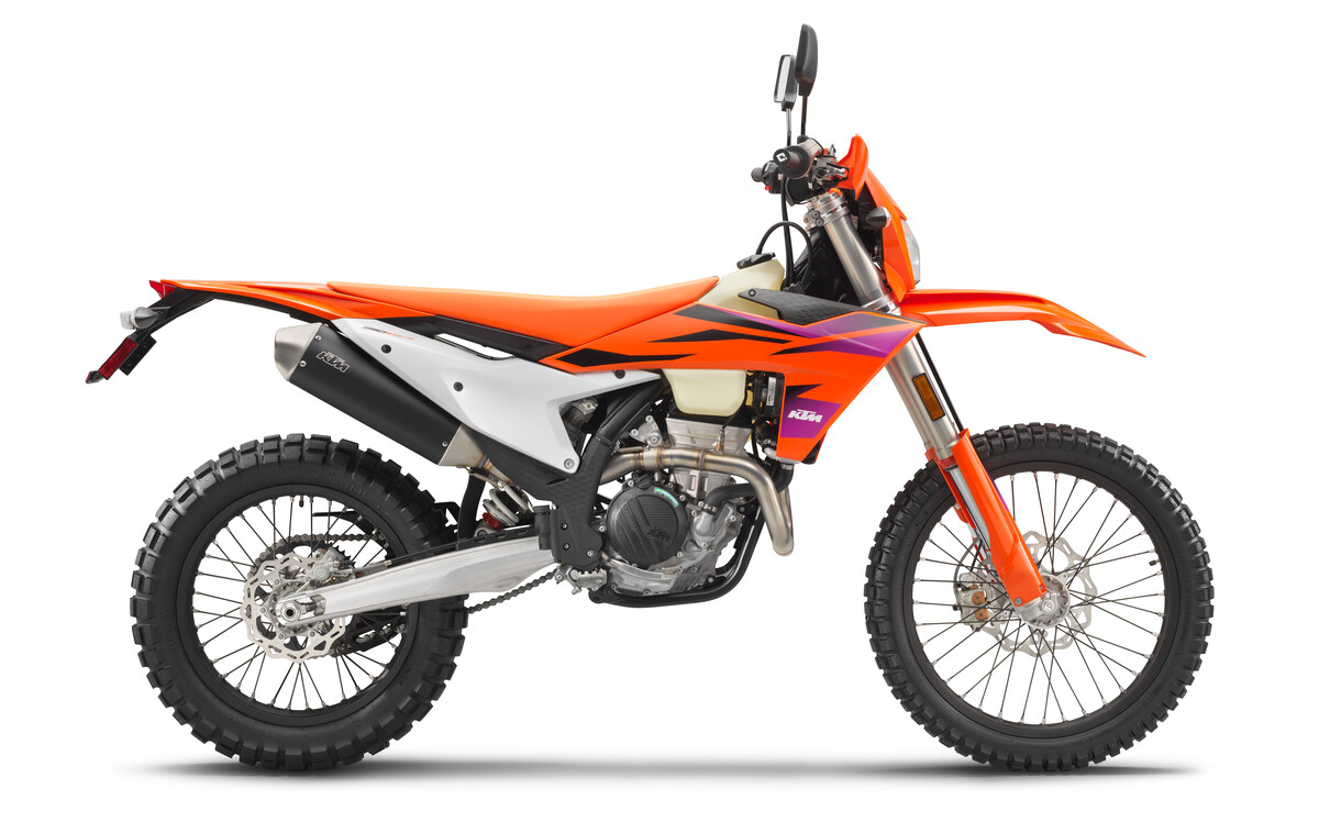 522403_350 EXC-F US 90de_ri_MY24_USA STREET LEGAL