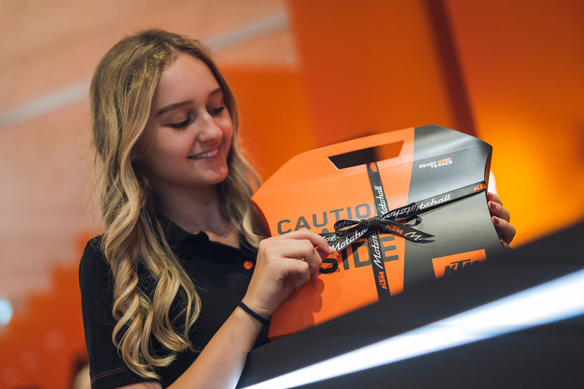 Mascherl dran - kostenlos eingepackt im KTM Museums -Shop 