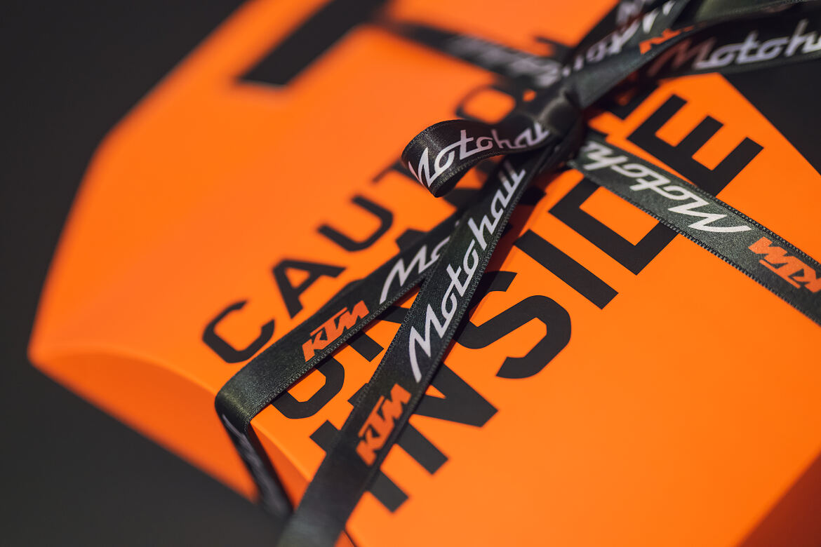 Zahlreiche Geschenkideen aus dem KTM Motohall Shop