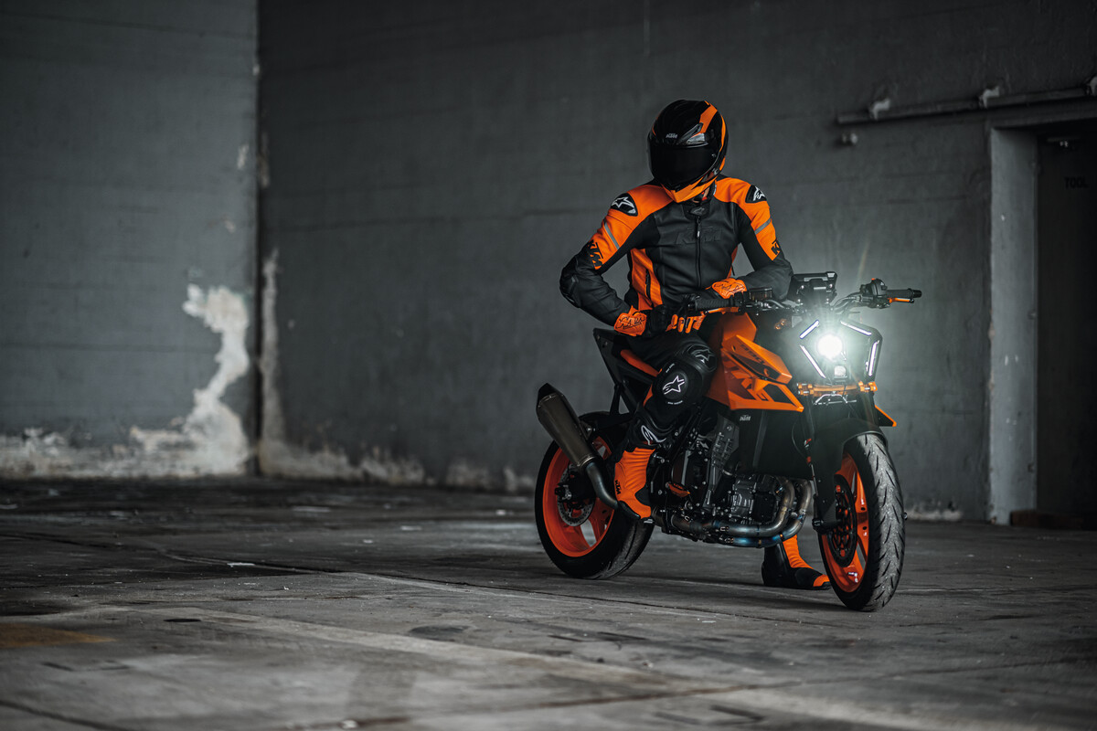 MY24 KTM 990 DUKE