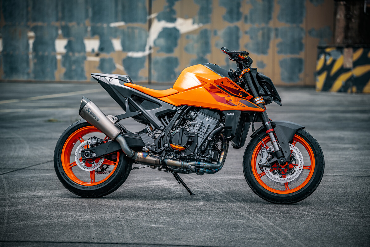 MY24 KTM 990 DUKE