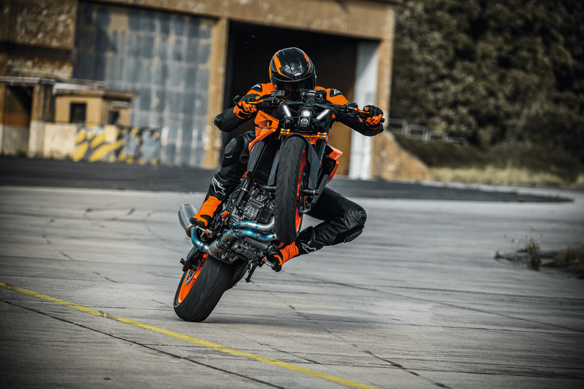 MY24 KTM 990 DUKE