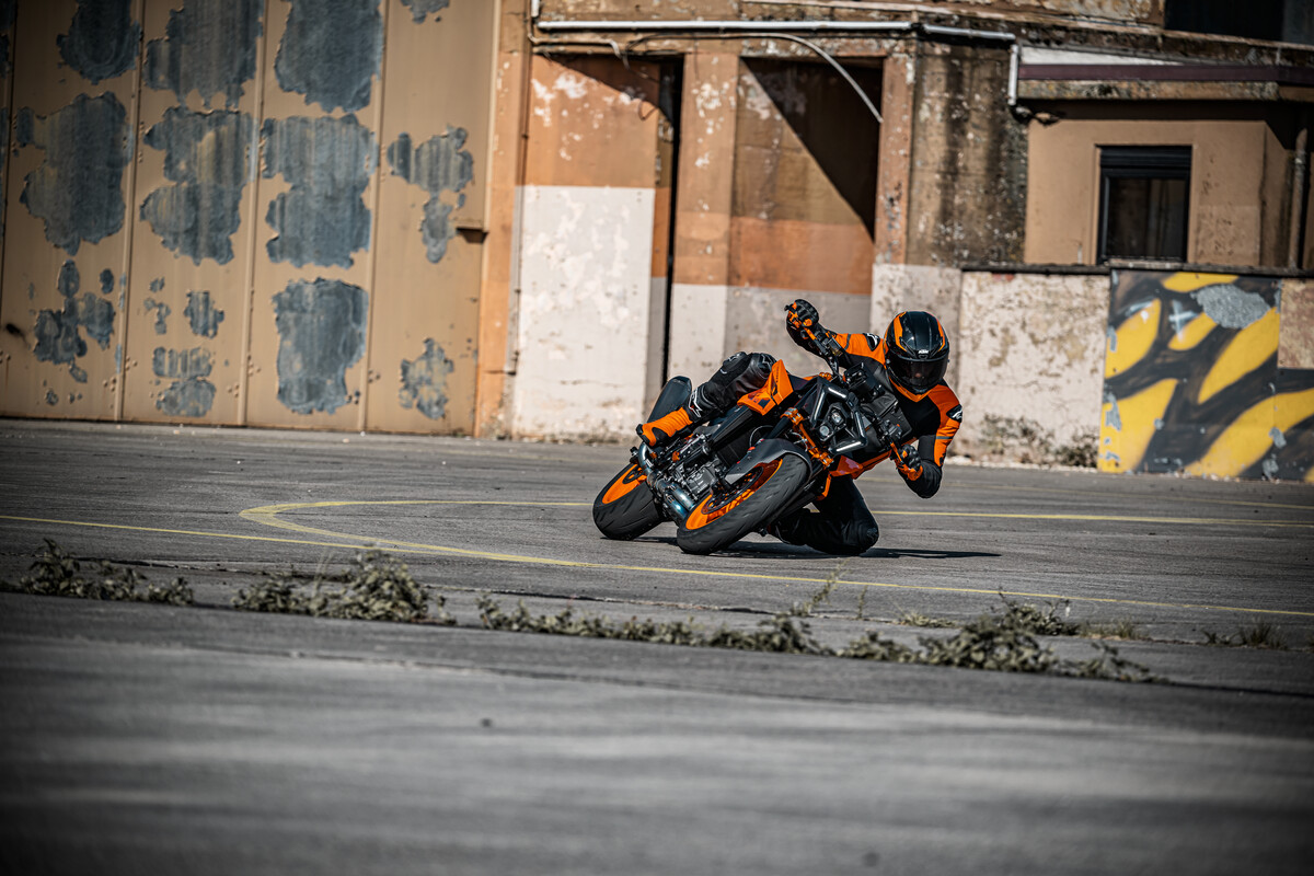 MY24 KTM 990 DUKE