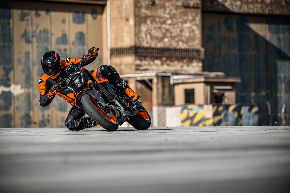 MY24 KTM 990 DUKE