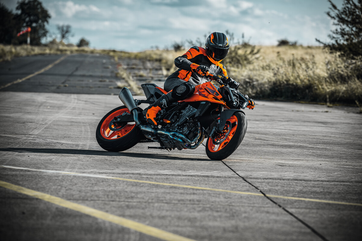 MY24 KTM 990 DUKE