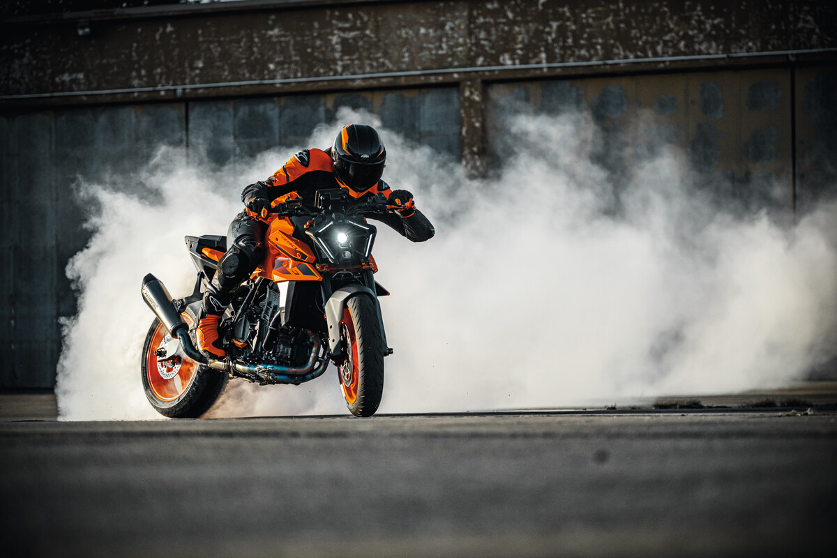 MY24 KTM 990 DUKE