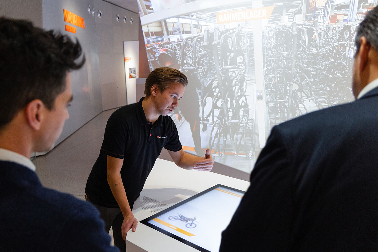 Eröffnung KTM Motohall Produktionstisch 
