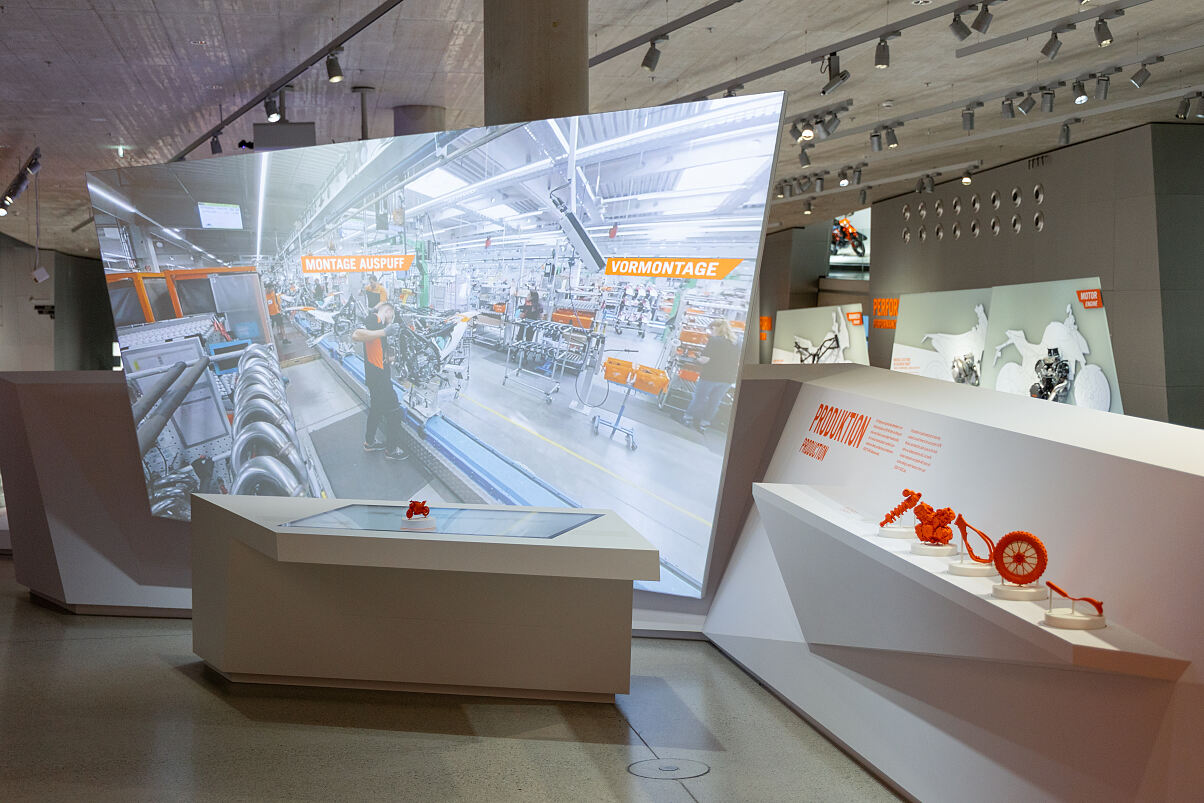Eröffnung KTM Motohall Produktionstisch 