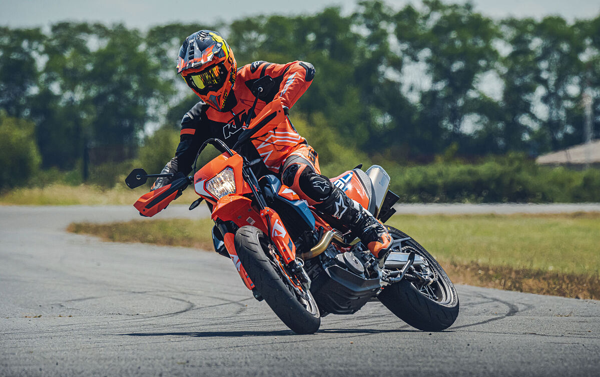466854_MY23 KTM 690 SMC R - Action - Cat B_EU_ Global