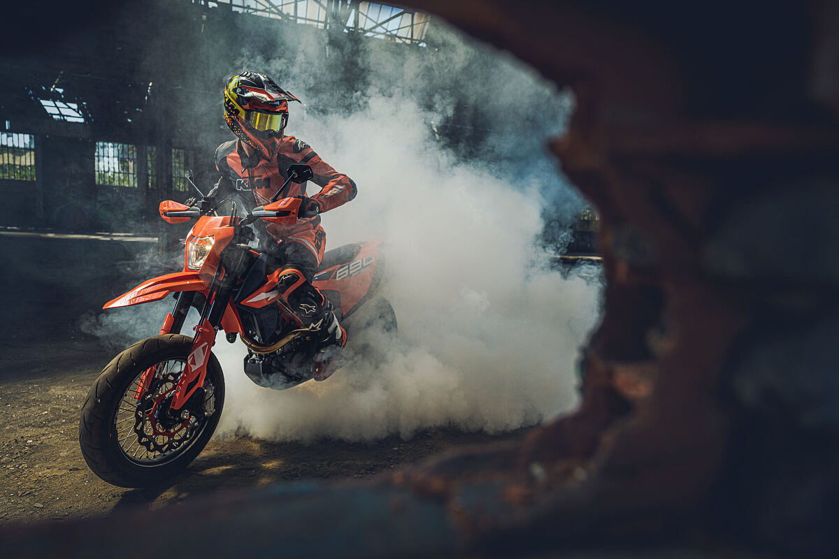 466860_MY23 KTM 690 SMC R - Action - Cat B_EU_ Global