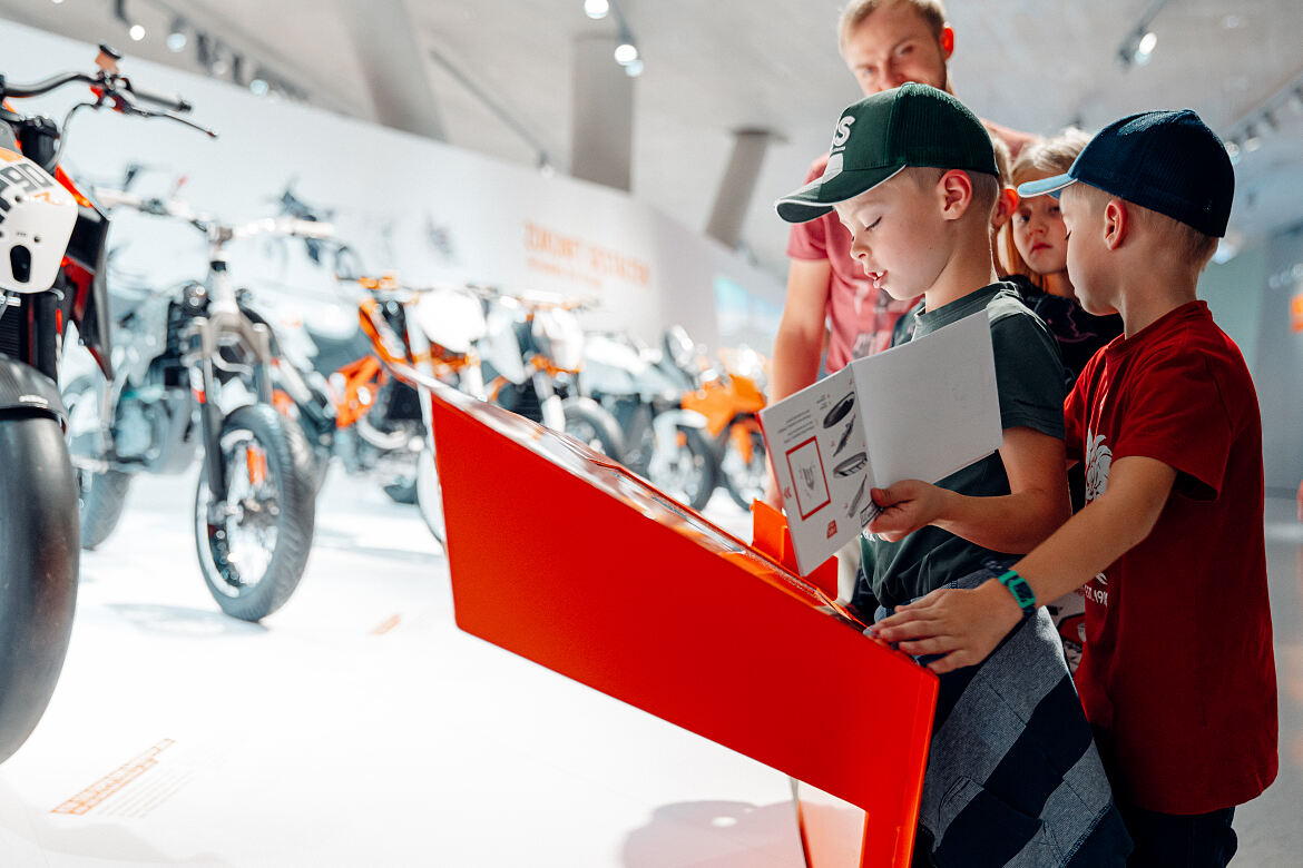 Familienspaß in der KTM Motohall