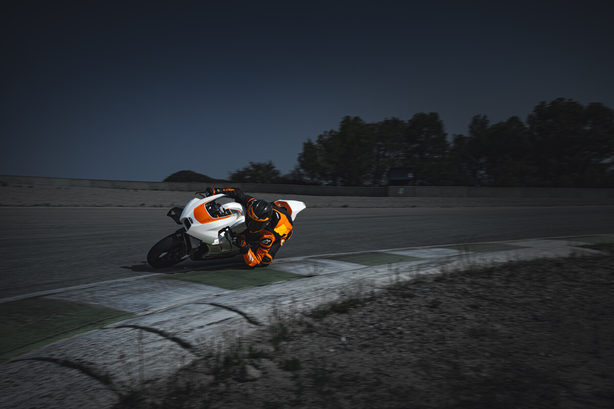 2024 KTM RC8C