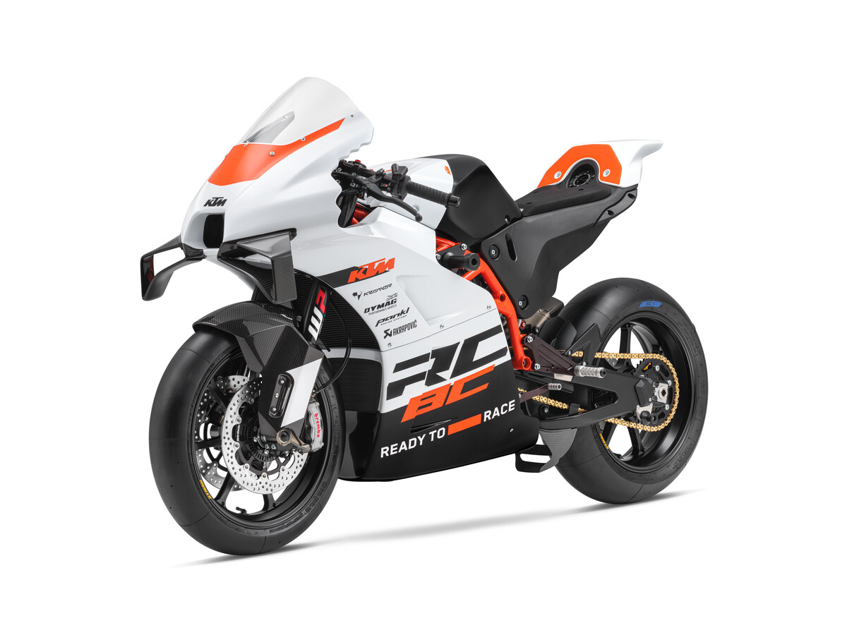 577942_MY24 KTM RC 8C_STUDIO  _Studio_STUDIO