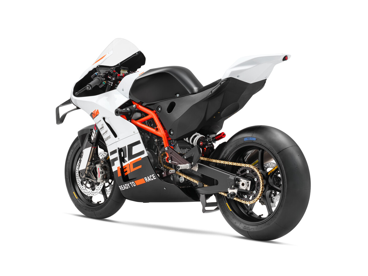 577944_MY24 KTM RC 8C_STUDIO  _Studio_STUDIO