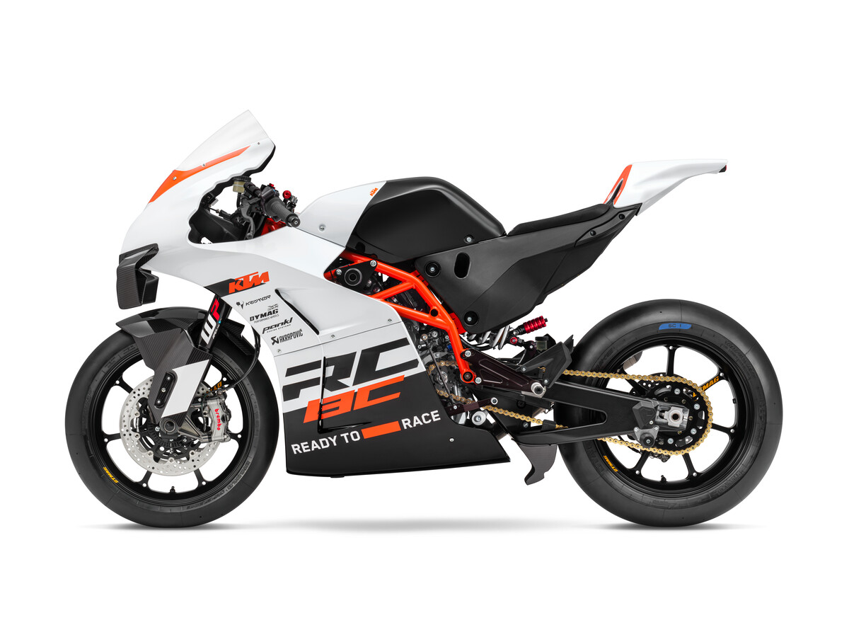 577947_MY24 KTM RC 8C_STUDIO  _Studio_STUDIO