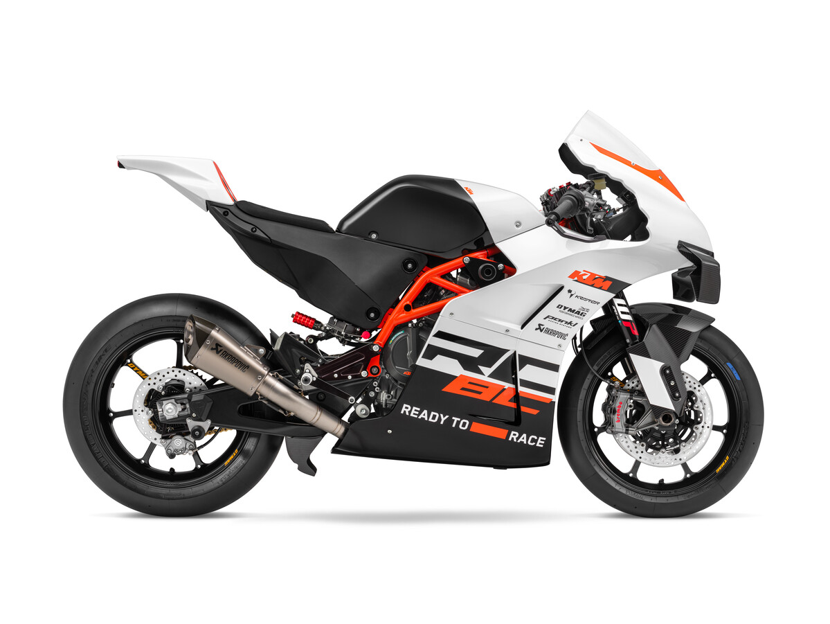 577948_MY24 KTM RC 8C_STUDIO  _Studio_STUDIO