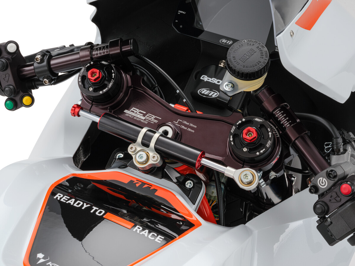 577951_MY24 KTM RC 8C_STUDIO  _Studio_STUDIO