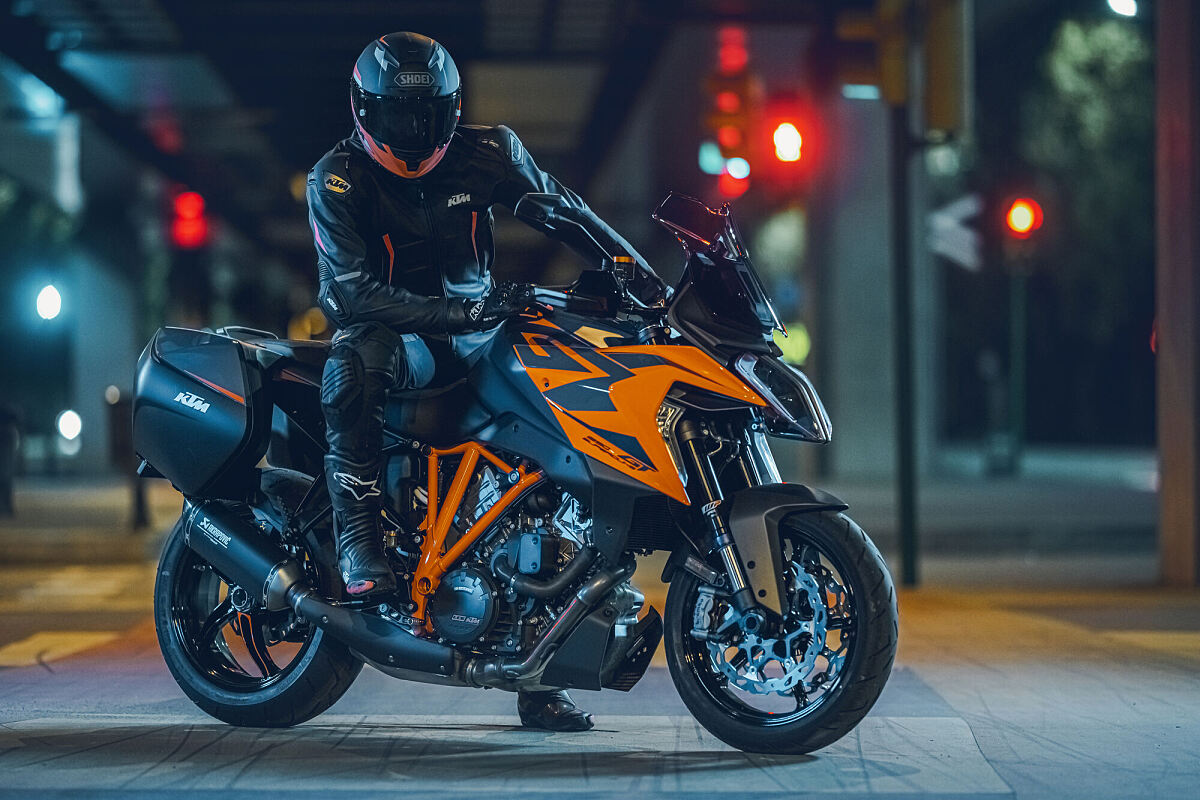 420156_MY22 KTM 1290 SUPER DUKE GT_ Static_EU_ Global