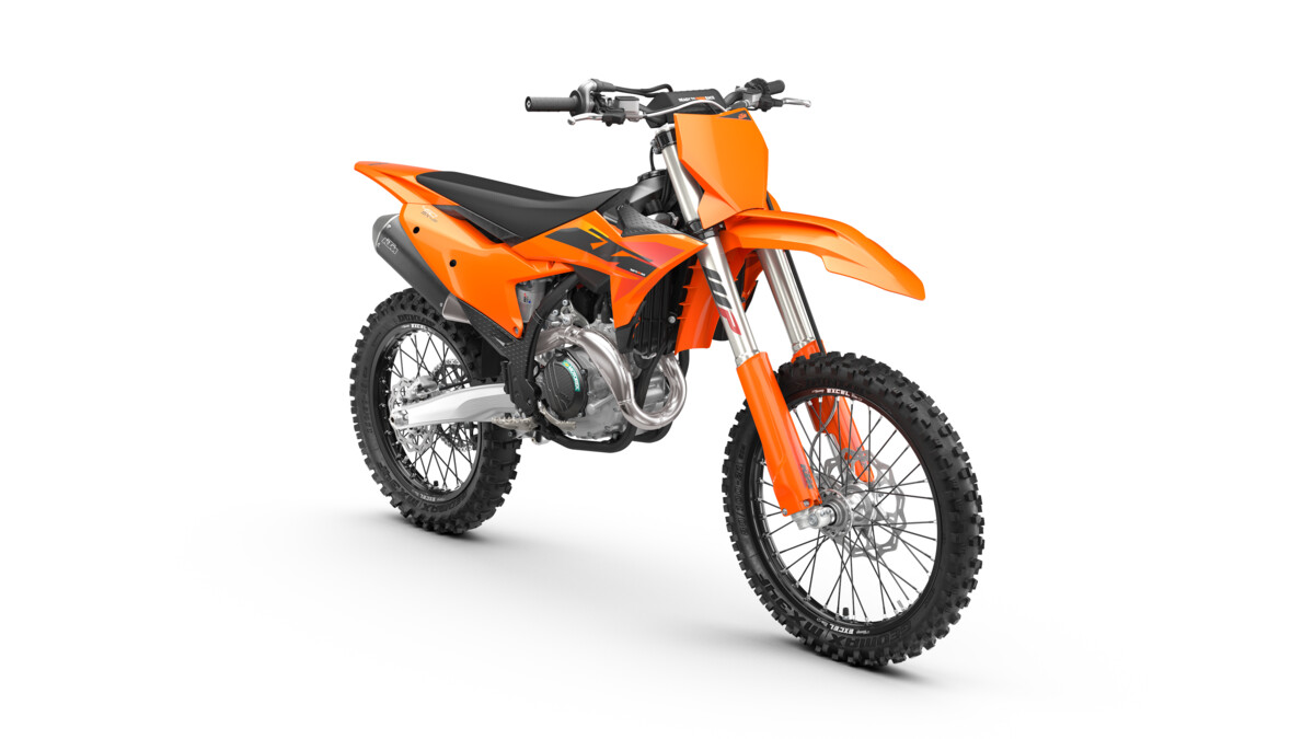 579799_MY25-KTM-450 SX-F-Front Right_Studio_03_STUDIO