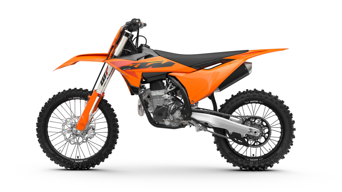 579804_MY25_KTM_450 SXF-90-left_Studio_03_STUDIO
