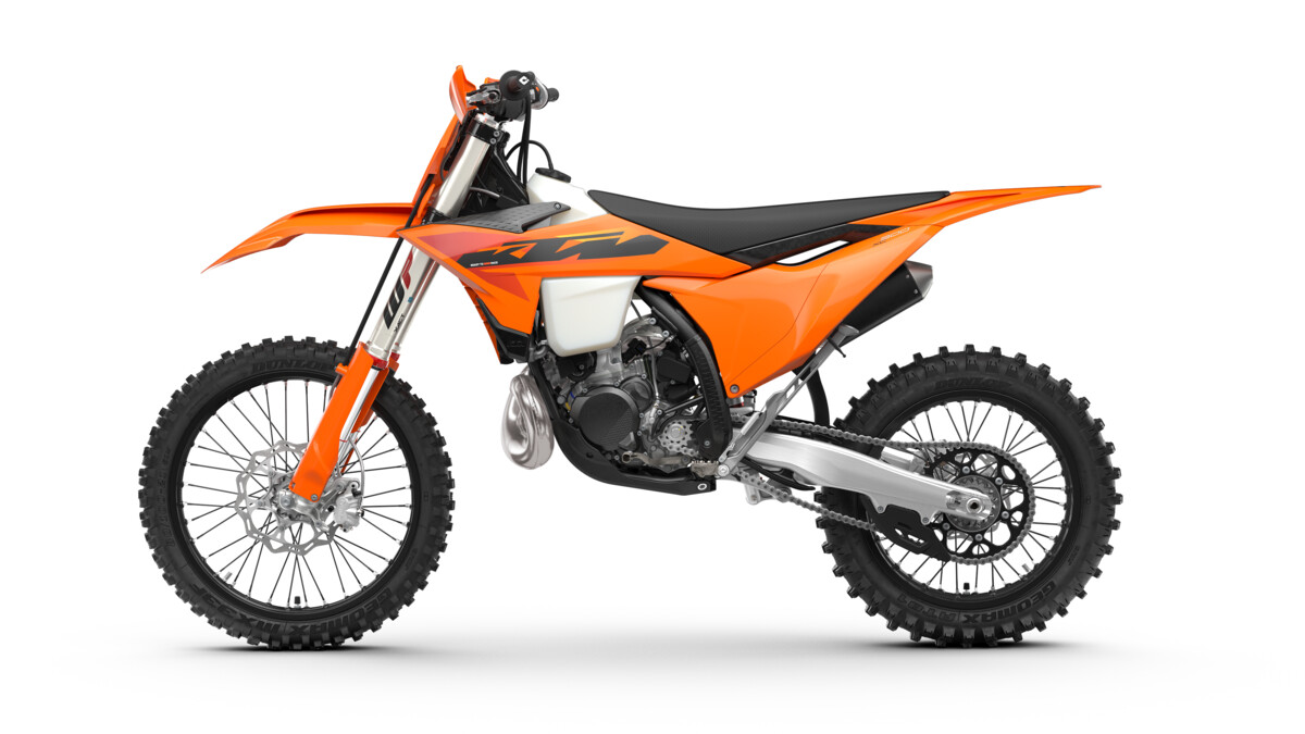 586569_MY25-KTM-300-XC-90-left_STUDIO_02_STUDIO