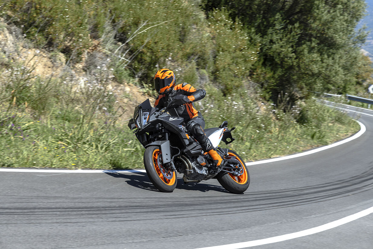 514888_KTM 890 SMT - ACTION IMAGES_KTM 890 SMT PRE - SHOOTING ACTION IMAGES (1)