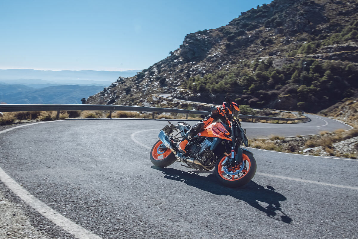 574233_MY24 KTM 990 DUKE - Action_02_KTM 990 DUKE PRE-SHOOTING IMAGES AND VIDEO_02_ACTION IMAGES (1)