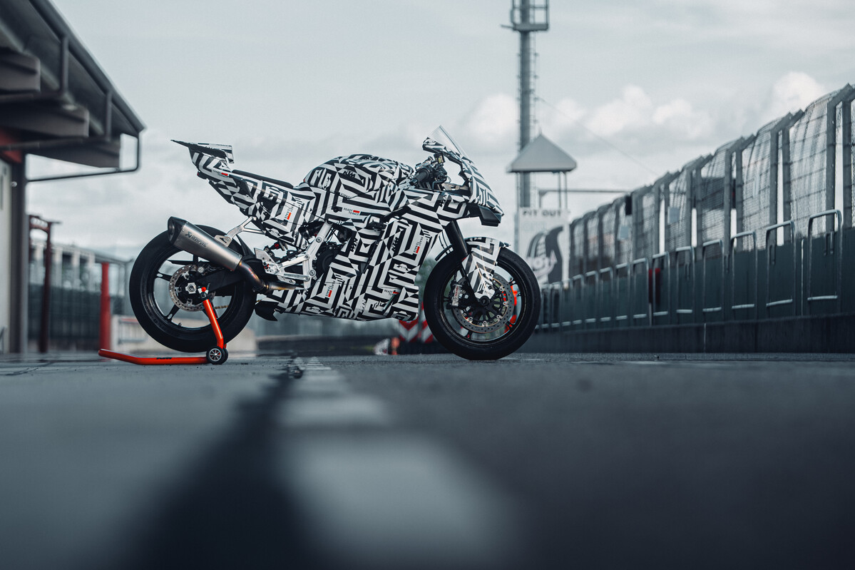 2025 KTM 990 RC